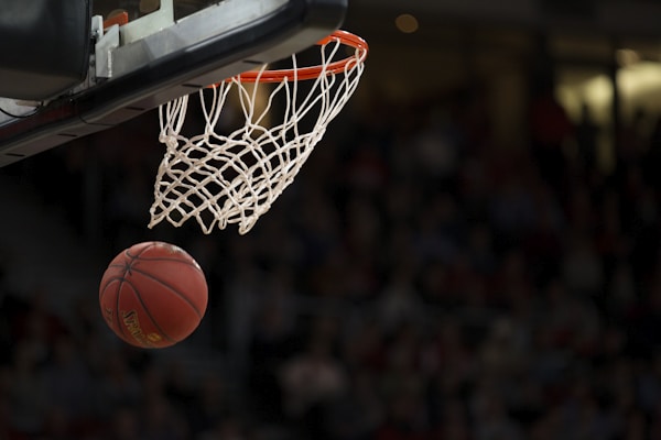 NBA全明星赛精彩扣篮瞬间，运动员腾空而起，全场灯光璀璨